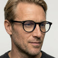Tom Ford FT5557-B - 001 sort rund brille på model