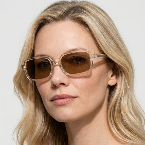 Bravura transparent gul firkantet solbrille på model