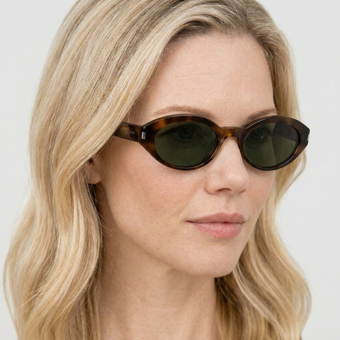 Saint Laurent SL 567 - 002 - Havana på model