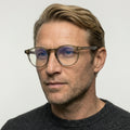 Tom Ford FT5557-B - 045 - Transparent brun på model