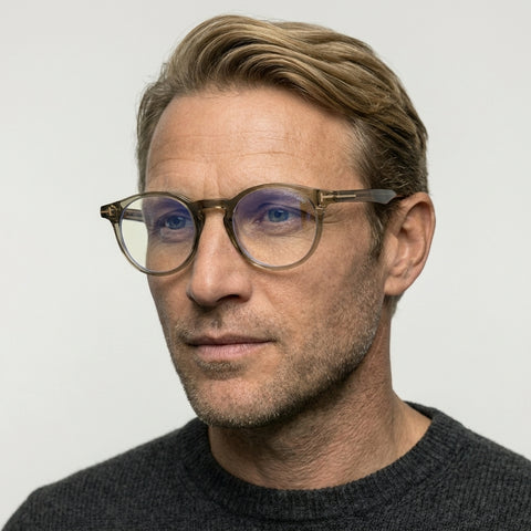 Tom Ford FT5557-B - 045 - Transparent brun på model