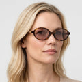 Miu Miu MU 04ZS - 14L4I0 havana oval solbrille på model