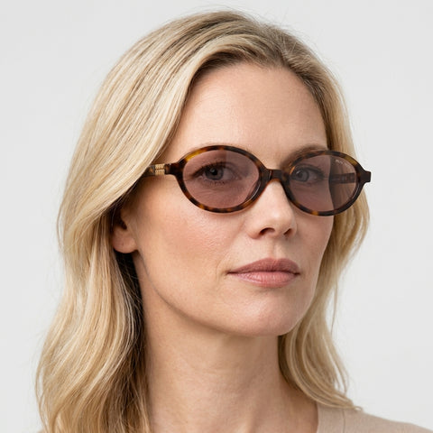 Miu Miu MU 04ZS - 14L4I0 havana oval solbrille på model
