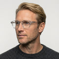 Fenric transparent oval brille på model