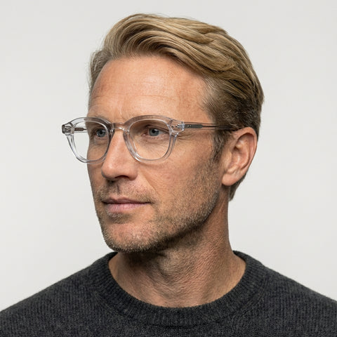 Fenric transparent oval brille på model