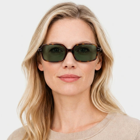 Bravura tortoise firkantet solbrille på model