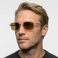 Bravura transparent gul firkantet solbrille på model