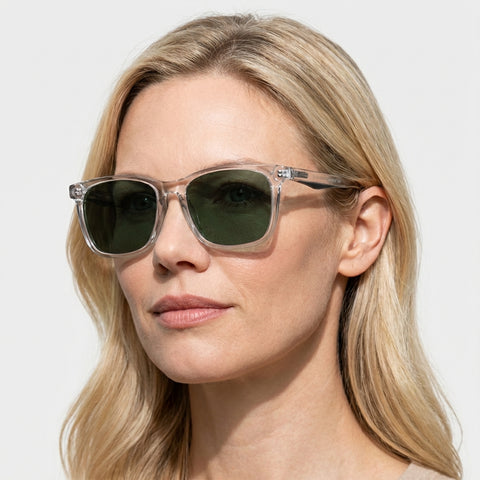 Mistral transparent hvid firkantet solbrille på model