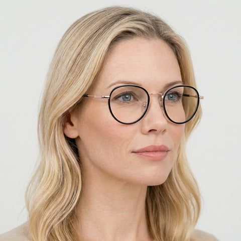 Serenya blank sort rund brille på model