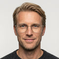 Delacroix guld rund brille på model