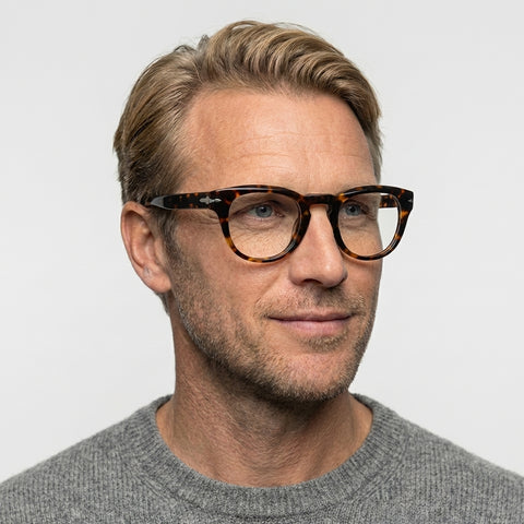 Aramys tortoise rund brille på model