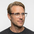 Prada Linea Rossa PS 06PV - 2AZ1O1 transparent rektangulær brille på model