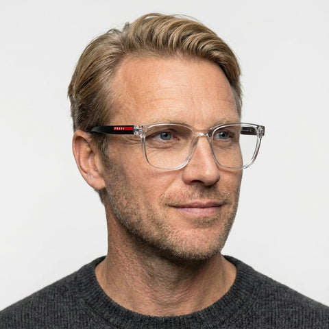 Prada Linea Rossa PS 06PV - 2AZ1O1 transparent rektangulær brille på model