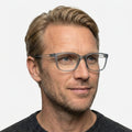 Esprit ET17562 - 505 transparent grå rektangulær brille på model