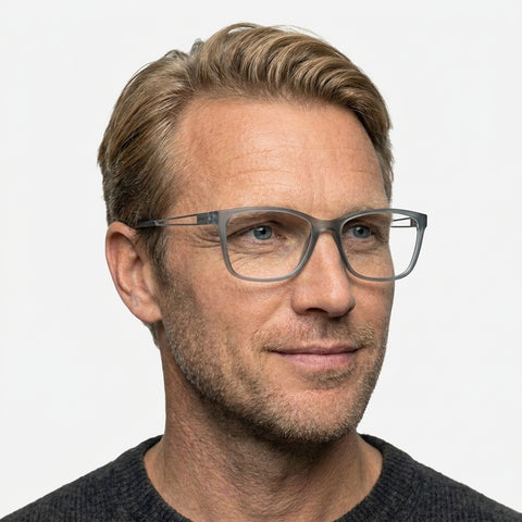 Esprit ET17562 - 505 transparent grå rektangulær brille på model