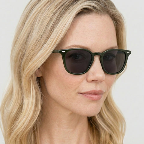 Clarion grøn firkantet solbrille på model