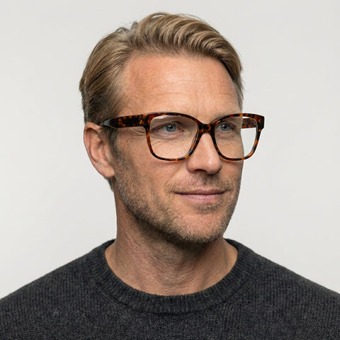 Orové tortoise firkantet brille på model