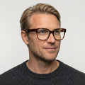 Orové tortoise firkantet brille på model