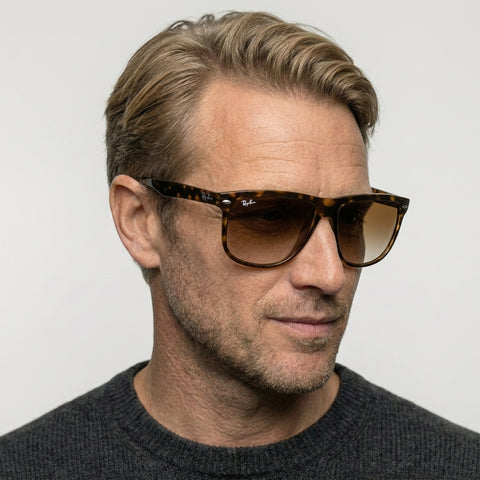 Ray-Ban Boyfriend - 710/51 - Havana på model