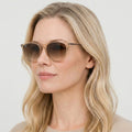 Ray-Ban ERIKA - 651413 - Transparent brun på model