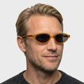 Aurevo transparent brun oval solbrille på model