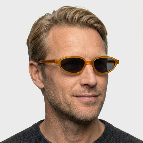 Aurevo transparent brun oval solbrille på model