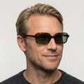 Bravura tortoise firkantet solbrille på model