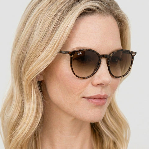 Ray-Ban RB2204 - 143151 - Havana på model