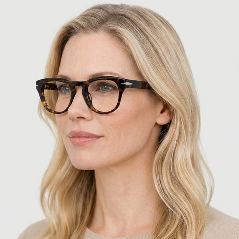 Aramys tortoise rund brille på model