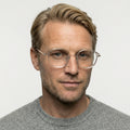 Isolde transparent hvid rund brille på model