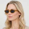 Aurevo transparent brun oval solbrille på model