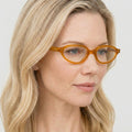 Elandra transparent brun oval brille på model