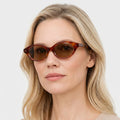 Virelle tortoise oval solbrille på model