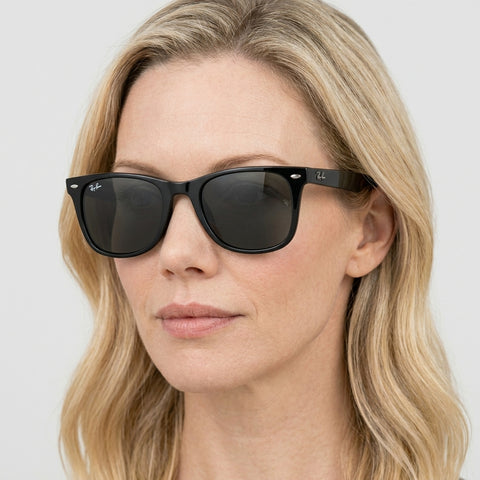 Ray-Ban RB4420 - 601/87 sort rektangulær solbrille på model