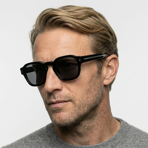 Prada PR A16S - 16K731 sort kvadratiske solbrille på model