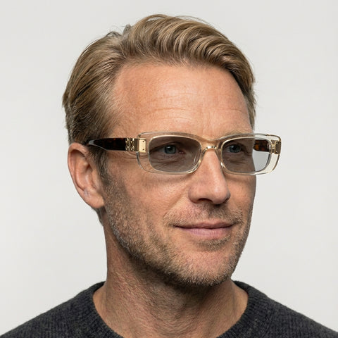 Marcellus transparent brun firkantet solbrille på model