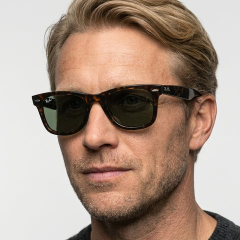 Ray-Ban WAYFARER - 902 - Tortoise på model