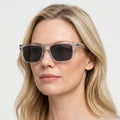 Delyra transparent hvid firkantet solbrille på model