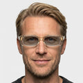 Marcellus transparent brun firkantet solbrille på model