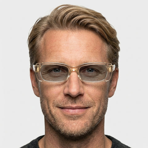 Marcellus transparent brun firkantet solbrille på model