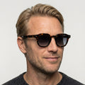 Caelum tortoise firkantet solbrille på model