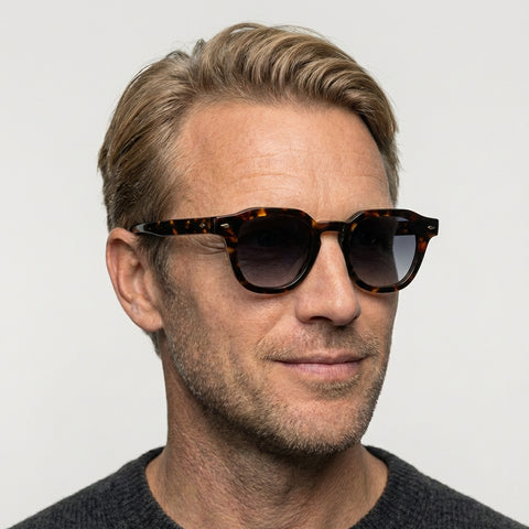 Caelum tortoise firkantet solbrille på model