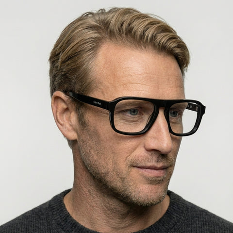 Calvin Klein CK25515 - 001 sort rektangulær brille på model