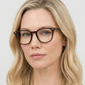 Corbél brun firkantet brille på model