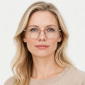 Isolde transparent lyserød rund brille på model