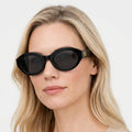 Gucci GG1579S - 001 sort cat-eye solbrille på model