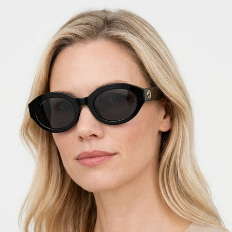 Gucci GG1579S - 001 sort cat-eye solbrille på model