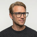 Carmino mat sort firkantet brille på model