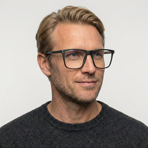Carmino mat sort firkantet brille på model