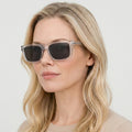 Delyra transparent hvid firkantet solbrille på model